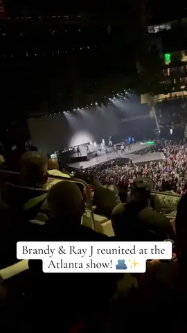 There’s nothing like that big sister and little brother bond. I love that @brandy & @Ray J got to share this special moment together. ❤️✨ #brandy #rayj #theboyismintour #Siblings #fyp 