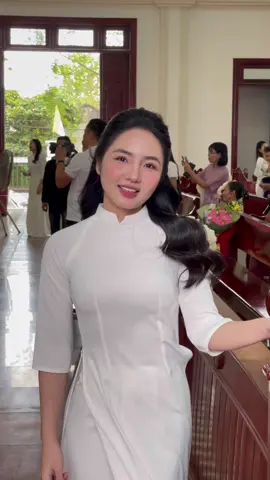 Anh đi mòn đôi tất, Mất đôi mươi Em đẹp đôi mắt, Đắt đôi môi.