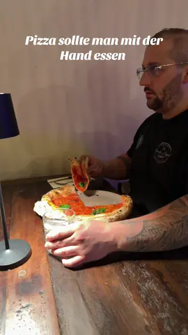 Pizza sollte man mit der Hand essen! 🍕🤌 #pizza #fyp #besteck #foodies #geldern @l e n i 