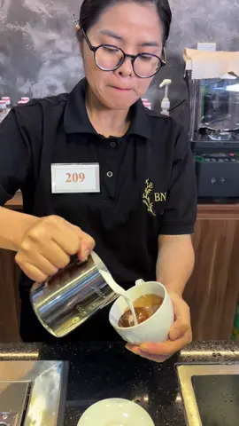 Học 📖 là 1 chuyện Vô thi 🙇‍♀️và đứng trước 2 BGK 🧑‍🏫👨‍🏫 là áp lực vậy đó 🥺 Mỗi lần mấy bạn thi là cô cũng lo và áp lực theo 🤫 #BaoNgocAcademy #trangbell #daynghephachedalat #capchungchichinhquy #latteart 