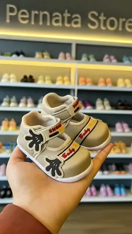 Sepatu Anak Perempuan Usia 1-2 Tahun #sneakersanak #fashionanak #visualai 