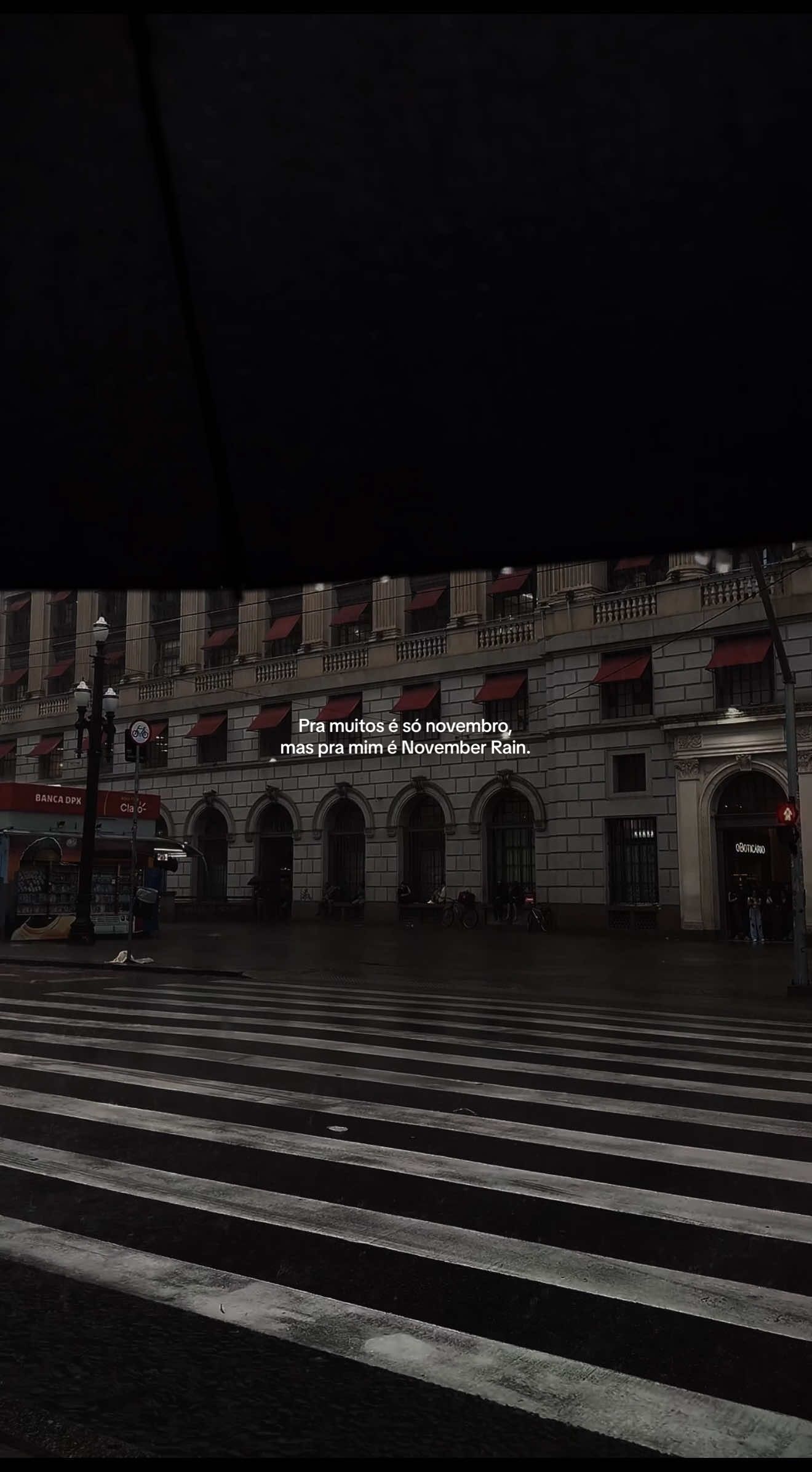 E de repente já é novembro de novo, e essa já começa a ser a trilha sonora. 🖤🎸 • • #guns #gunsnroses #novemberrain #viral #november 