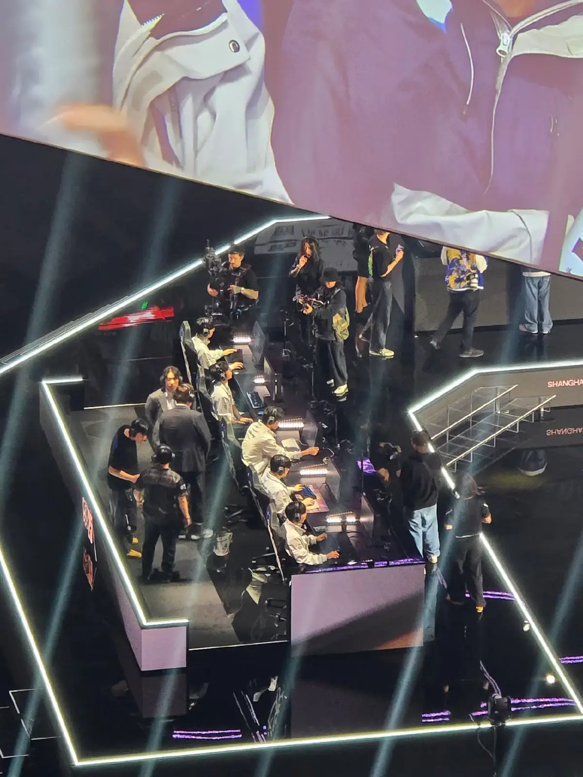 bay h đang không biết khóc, không biết than với ai và cũng không biết làm sao để vượt qua được khúc này nữa. Đã làm tốt đã cố gắng đã đạt được trước đó rồi cup ewc rồi cup msi thế mà đến giờ lại một lần nữa bỏ lỡ cup tg , không biết sẽ phải chờ đến bao giờ nữa nhưng mà yên tâm đi t vẫn sẽ đồng hành cùng Chovy và những người đồng đội của ảnh thôi, nhưng mà hụt hẫng quá t khóc đến nỗi không nói không thở được luôn á chài nhưng mà biết sao giờ gặp đội mạnh quá rồi, thôi thì hẹn gặp lại GenG và Chovy vào năm sau và hẹn gặp lại mọi người ở thời gian sắp tới nhe có thể sẽ hơi lâu hoặc là không gặp lại nữa :))) thoi tạm biệt khóc xong rồi thì lại tiếp tục cùng nhau ủng hộ cho Chovy và đồng đội của anh ấy nhe. pp mng  #geng #gengwin #abcxyz 