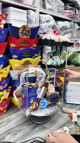 Năm nay Vali Mica hạ giá sập sàn luôn các bác ơi. Cùng em Hằng làm giỏ quà Tết vali Mica tone xanh dương siêu nổi bật nhé ✔️