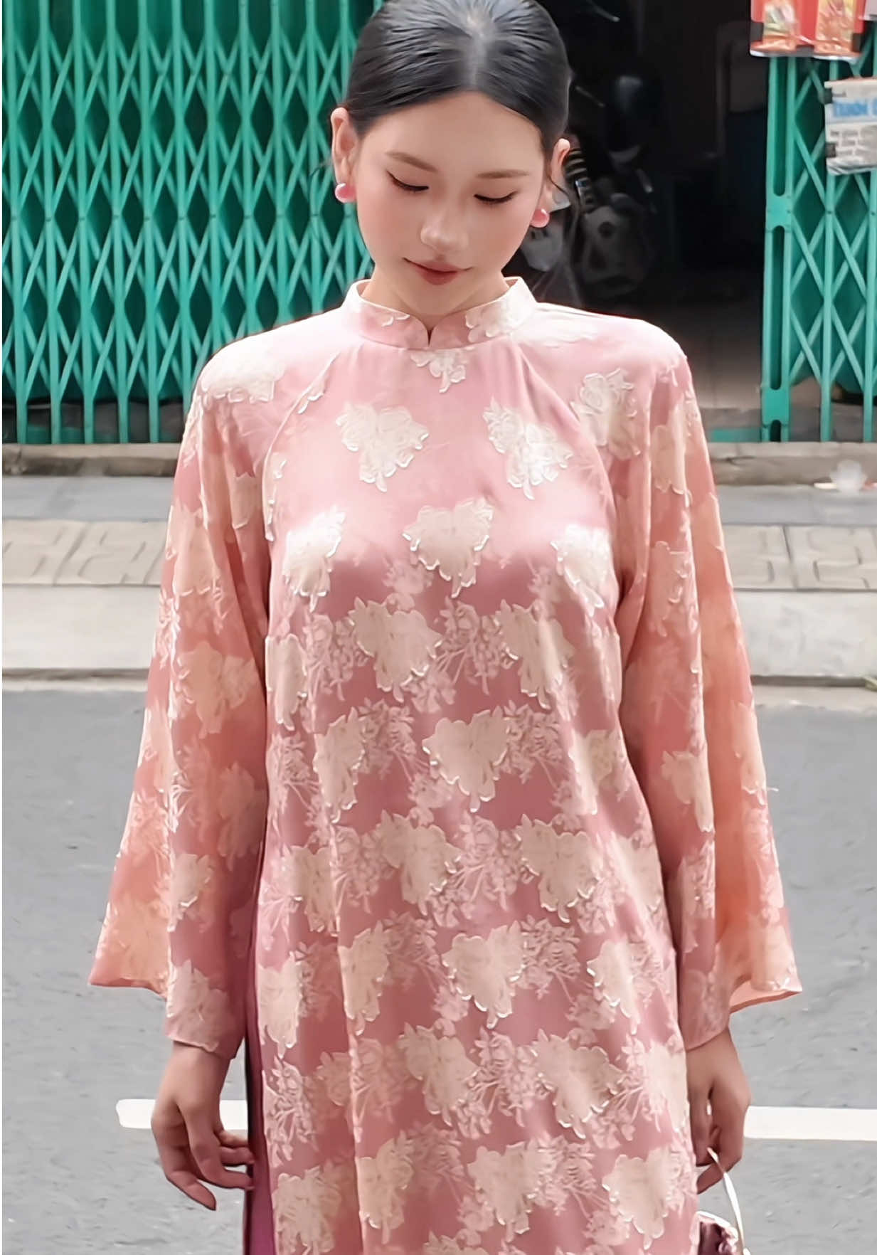 Áo dài 4 tà - Áo dài Hồng Vân lụa gấm hoa nổi dáng suông tay rộng cổ cao nhẹ nhàng nữ tính #thoitrangnu #reviewlamdep #aodaitet #aodai #xuhuong 