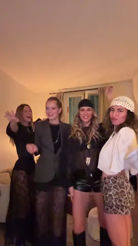 les commentaires sont ouverts pour trouver en quoi on est déguisées @Jeanne @emmyyyyyyy @ecclem_ 