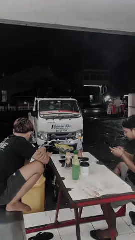 Metu - Nongkrong - Full Renungan - Mulih😅😅#drivermudaindonesia #isuzutraga #traga #jowopride #alfamart 