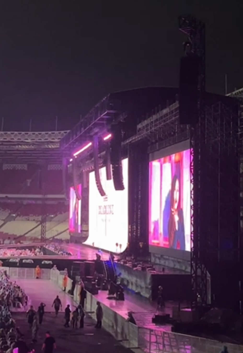 It's about to start but the rain is getting heavier #DEADLINE_IN_JAKARTA #BLACKPINKinJAKARTA #BLACKPINK #BLACKPINK_DEADLINE #DEADLINE 