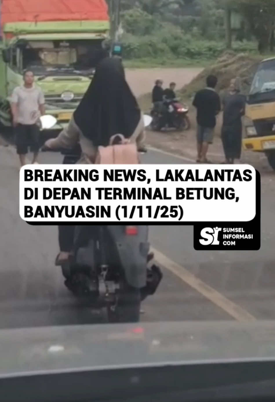 Breaking News, Telah terjadi kecelakaan lalu lintas di Jalintim Palembang–Jambi, tepatnya di depan Terminal Betung, Kabupaten Banyuasin, pada sore hari ini, Sabtu (1/11/2025).  Belum ada keterangan resmi terkait kronologi maupun korban dalam kejadian ini. Follow @sumselinformasicom , as a gateway for information, culture and tourism in South Sumatra ❤️👌🏻.  - #sumselinformasi #infosumsel #sumsel #betung #banyuasin #jalintimbanyuasin #terminalbetung 