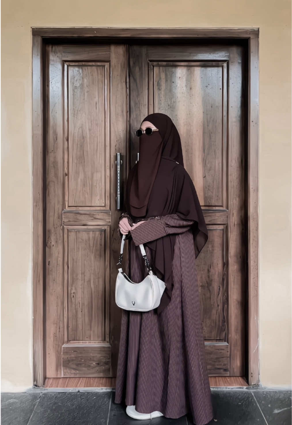 Obsessed with brown🤎 Stripe dress by @Sundaraexclusive - Check out l!nk di bi0 no 256 • • • #muslimah #ootdhijab #outfitkalcer #outfitideas #outfitsyari 