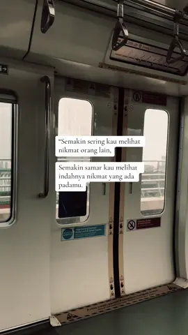 Dunia ini pandai menipu pandangan, Ia sibuk menilai apa yang dimiliki orang lain Hingga lupa menundukan hati di hadapan Allah. #remainder #tulisanseseorang 