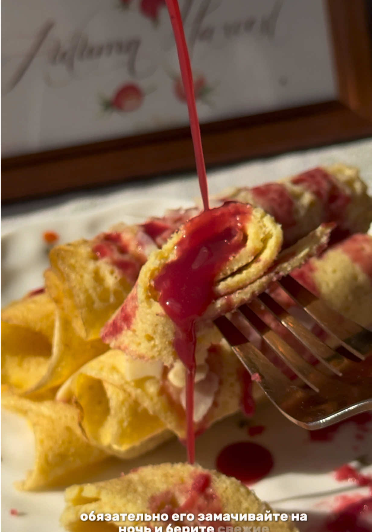 БЛИНЧИКИ ИЗ ПШЕНА 🥞💛🍯 ▫️пшено - 200 гр  ▫️вода - 360 мл  ▫️яйцо - 2 шт  ▫️соль - щепотка  Я всегда готовлю без сахара , а уже потом поливаю медом или сладким соусом 🥰✨ 1. Пшено хорошо промываем, заливаем кипятком и оставляем на ночь , чтобы не горчило .  2. Далее в блендер отправляем пшено , воду , яйца, соль и перебиваем .  3. Жарим на хорошо разогретой сковороде . Я смазываю маслом только перед тем, как жарить первый блин .  4. Обязательно накрываем, чтобы они не сохли. Желательно смазать сливочным маслом или маслом гхи .  5. Готовые блинчики поливаю гранатовым соусом .  ❗️Блинчики очень вкусные , но не слишком эластичные. Поэтому советую поливать их медом и подавать без начинки .  #рецепты #ппрецепты  #блинчики #пшено 