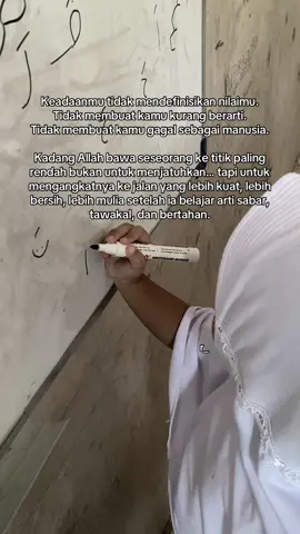 Keadaanmu tidak mendefinisikan nilaimu. Tidak membuat kamu kurang berarti. Tidak membuat kamu gagal sebagai manusia. Kadang Allah bawa seseorang ke titik paling rendah bukan untuk menjatuhkan… tapi untuk mengangkatnya ke jalan yang lebih kuat, lebih bersih, lebih mulia setelah ia belajar arti sabar, tawakal, dan bertahan. #fyp #syaircinta #maasyaaallahtabarakallah #viralvideo #quotestory 