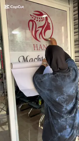 Une vitrine, c’est une histoire qu’on raconte avant même d’entrer ✨ Et celle de @coiffeuse_hana méritait un habillage à son image : unique, élégant et percutant 🎨 Merci à @coiffeuse_hana pour sa confiance 🙏 👉 Vous aussi, faites parler votre vitrine ! #vitrinepersonnalisée #signalétique #designvisuel #marque #habillagevitrine           