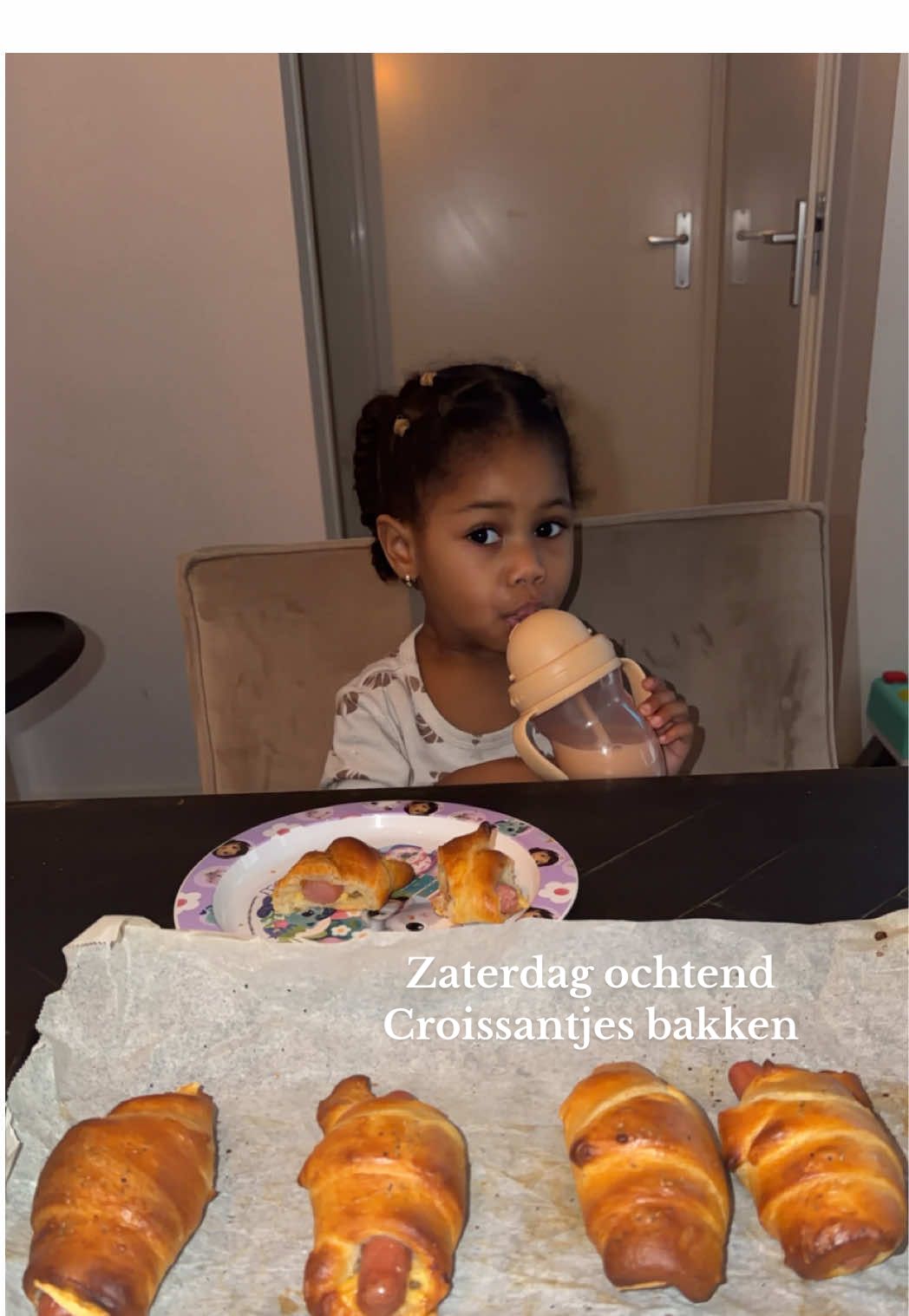 Real og’s weten nog hoe ik haar vroeger noemde toen ze baby was🥹 en nu bakken we samen croissantjes en complimenteert zij mij?? Haha waar gaat de tijd, m’n kleine wijze meid. Dit is zo een leuke (maar ook pittige soms) leeftijd! #momsanddaughters #croissantjesbakken #toddlermom #fyp 