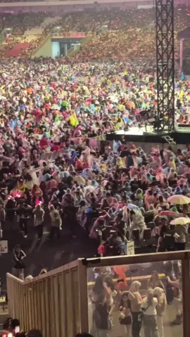 Day 1 deadline world tour blackpink...hujan besar #deadlineworldtour #blackpink #deadlineblackpinktour #deadlinejakarta2025 #day1 