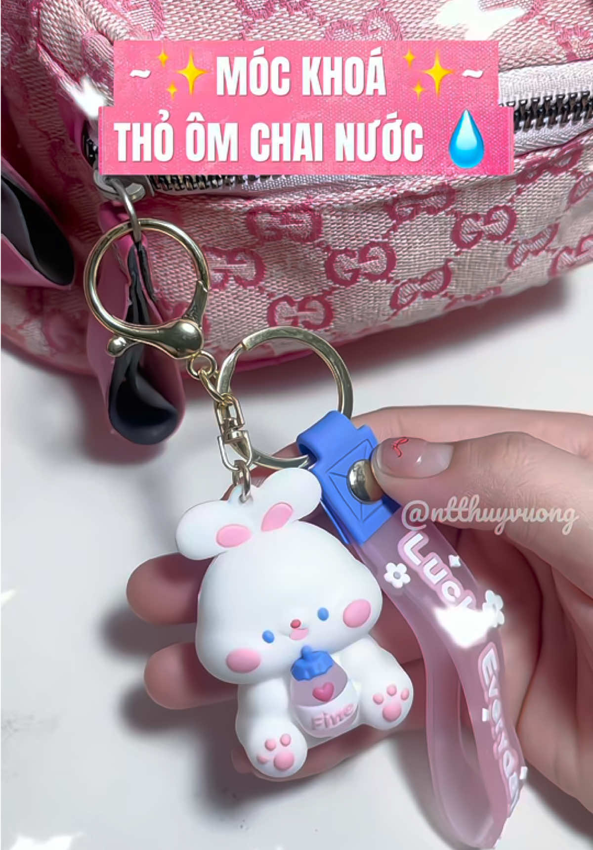 Móc khóa thỏ ôm chai nước 💧 Càng nhìn càng mê 😍 Em này mà treo balo là ai cũng hỏi mua liền 🐰💗 #mockhoa #mockhoacute #phukien #rivew #decor  @𝑻𝒉𝒖̀𝒚 𝑽𝒖̛𝒐̛𝒏𝒈 💎  @𝑻𝒉𝒖̀𝒚 𝑽𝒖̛𝒐̛𝒏𝒈 💎  @𝑻𝒉𝒖̀𝒚 𝑽𝒖̛𝒐̛𝒏𝒈 💎 