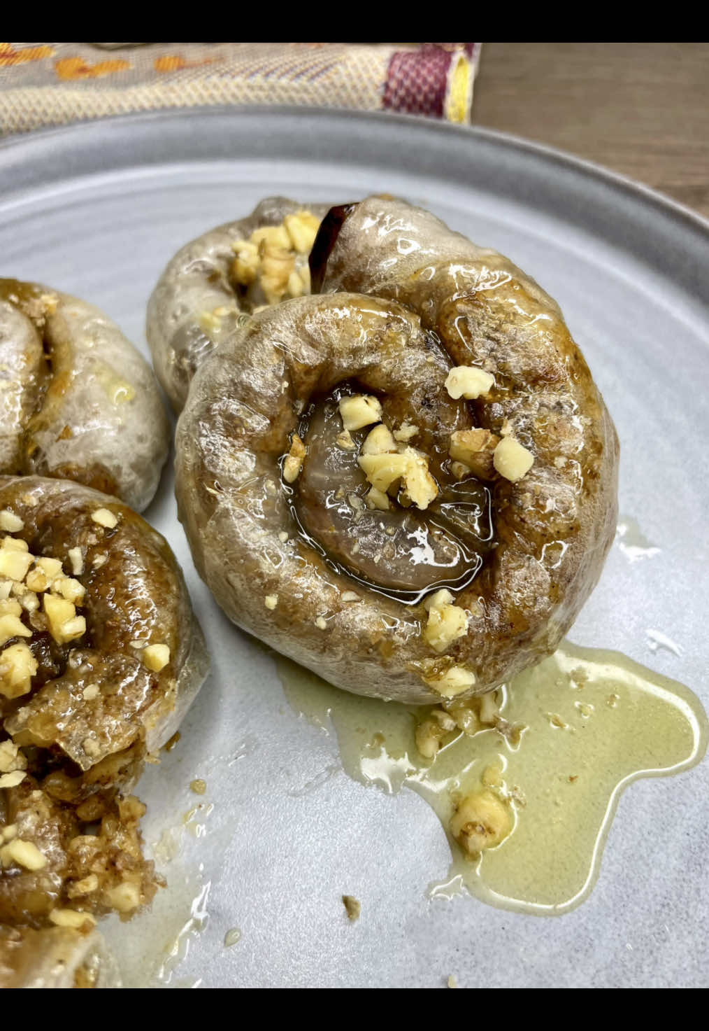 ‎بقلاوة بدون سكر و خالية من الجلوتين  Gluten & sugar free baklava 😍👊🏻 ‎جربوها وادعولي 🤲 و أي واحد ممكن ان يجربها  ‎#االطعم_يسولف  #chef1mutaz_اكلات  @chef.1.mutaz  @mutaz.sami.alsaraj  ‎المقادير 🇮🇶 ‎جوز ‎ورق الرز  ‎ماء ‎قرفة (دارسين)  ‎هيل  ‎عسل ‎سمن بلدي  ‎في القلاية الهوائية اعلى درجة ١٠ دقائق.  ‎أو في الفرن درجة حرارة ٢٠٠ تقريبا ١٠ دقائق  Ingredienser: 🇸🇪 Valnötter,  ris papper  vatten,  kanel,  kardemumma,  honung,  ghee.  Airfryer: Högsta effekt, 10 minuter. Eller ugn: Cirka 200°C, 10 minuter. Ingredients: 🇬🇧 Walnuts,  rice paper,  water,  cinnamon,  cardamom,  honey,  ghee.  Air fryer: Highest setting, 10 minutes. Or oven: Approximately 200°C, 10 minutes. . . . . . . #explore #iraq #baklava  