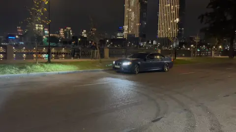 BMW M5 F10 — четырёхдверный заднеприводный седан, созданный в 2011 году как замена модели M5 E60. Производство модели закончилось в 2016 году. Некоторые характеристики BMW M5 F10: Двигатель: атмосферный V-образный восьмицилиндровый двигатель S63B44 с рабочим объёмом 4,4 литра. Оснащён прямым впрыском топлива и парой турбонаддувателей. Мощность: 560 лошадиных сил и 700 Нм. Трансмиссия: 7-скоростной «робот» Getrag, оснащённый двумя сцеплениями. Динамика: может разгоняться до 100 км/ч за 4,4 секунды. Предельная скорость — 250 км/ч, а при установке пакета M’Drivers — 305 км/ч. Габариты: длина — 4,91 метра, ширина — 1,89 метра, высота — 1,47 метра. Интерьер: фронтальные спортивные кресла с регулируемыми валиками по бокам, развитыми подголовниками и более жёстким каркасом, «M-руль», планки из алюминия на торпедо, а также небольшая площадка для левой ноги водителя. Основное отличие BMW M5 F10 от базового седана — спортивный обвес, известный как М-пакет. В «заряженной» версии передний бампер с выступающим сплиттером имеет дополнительные воздухозаборники, направляющие поток к тормозным дискам для их охлаждения. #bmw #m5 #m5f10  #рекомендации #fyp 