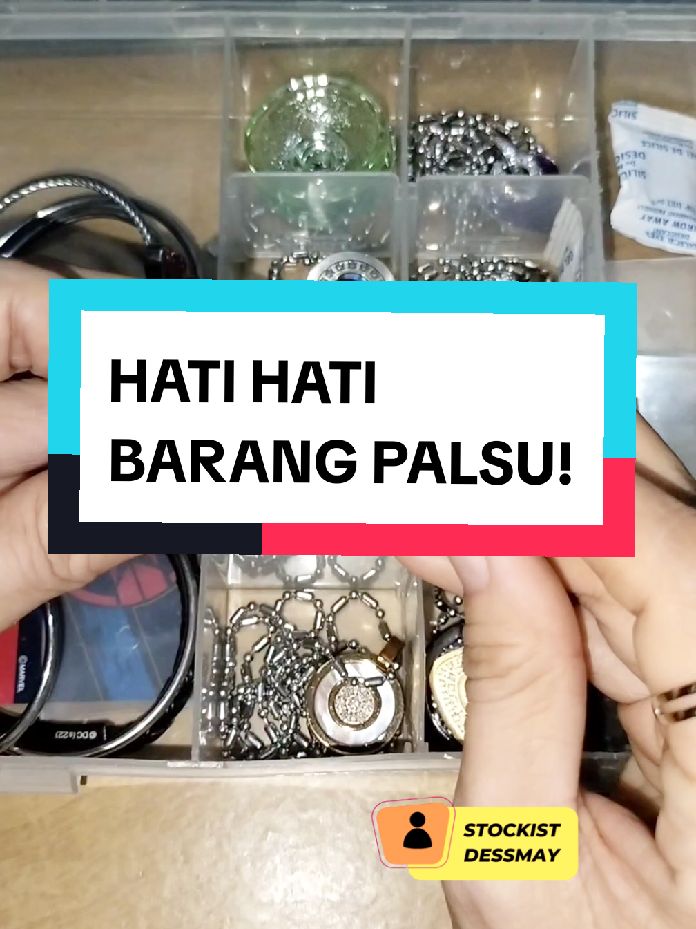 Replying to @bungalia47 Semoga digantikan lebih banyak lagi rezeki nya ya Kaa. Harganya aja udah gak bener, gelang gold kita 1,8 juta bukan 1,5jt udah gitu dikasih bukan yang ORI 🥺 #dessmaystockistmci #gelangmciori #produkasli #gelanggermanium #ionnegatif 