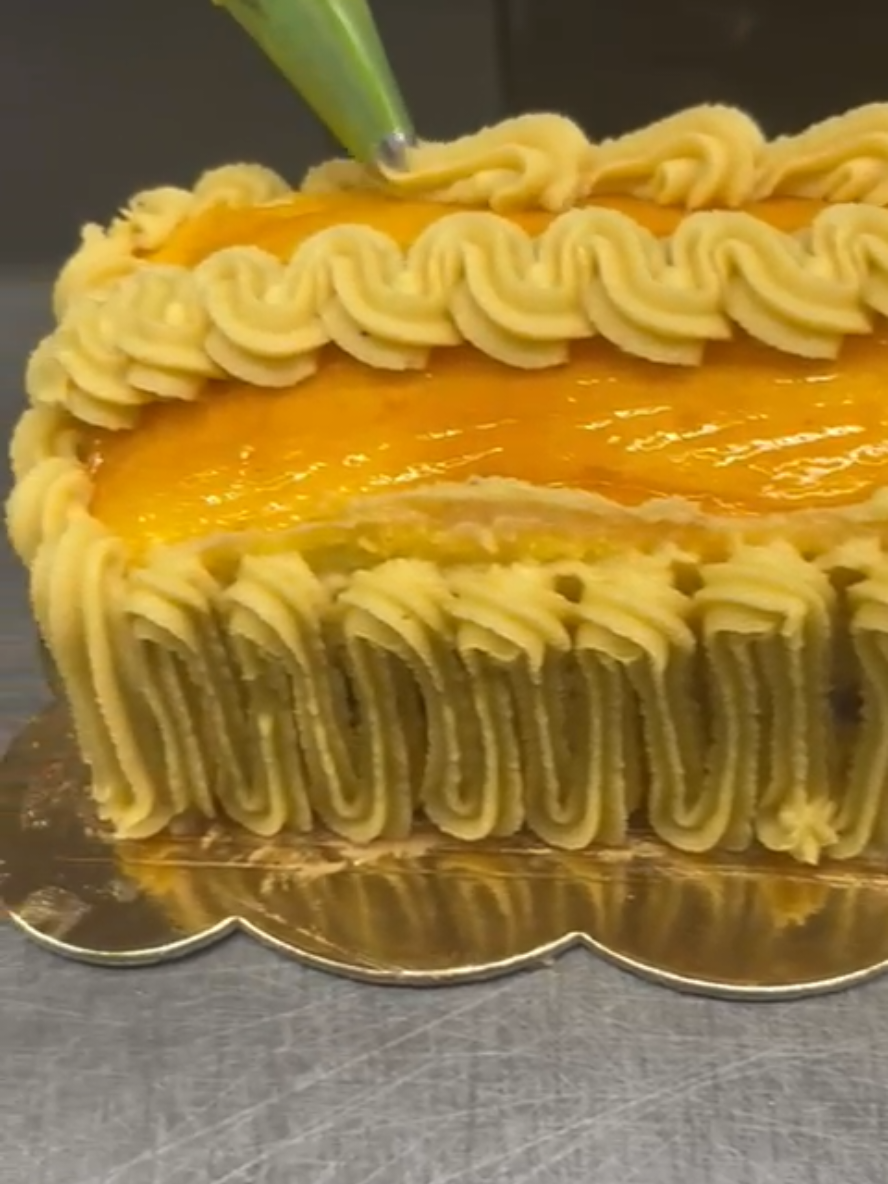 Torrone spagnolo, antica tradizione della pasticceria napoletana🔥 Riuscite a riconoscere l'ingrediente principale di questo torrone così particolare?🤭