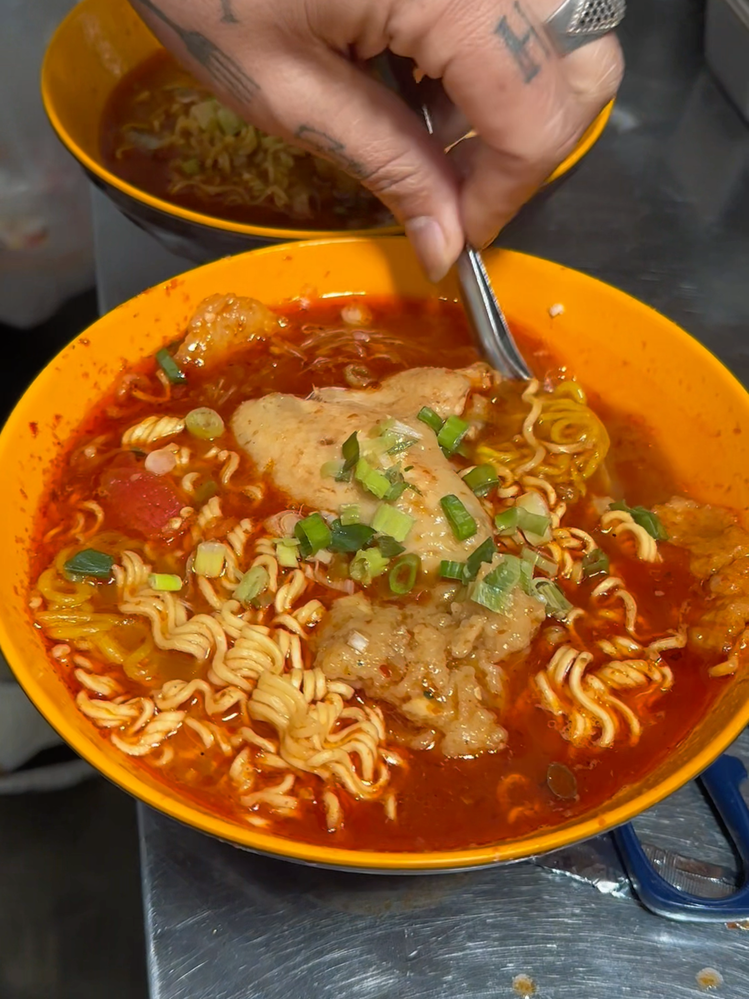 Kali ini @vikiekoc di masakin langsung sama @kingabdimasterchef di @kedaiciwiciwiatory . Tempat yang wenak banget untuk rasan-rasan! Coba deh kalian kesini, nikmatin makanan dan sensai ngobrol disini. Yang pernah kesini yok komen di bawah #Foodie #foodtiktok #masakan #kuliner #food