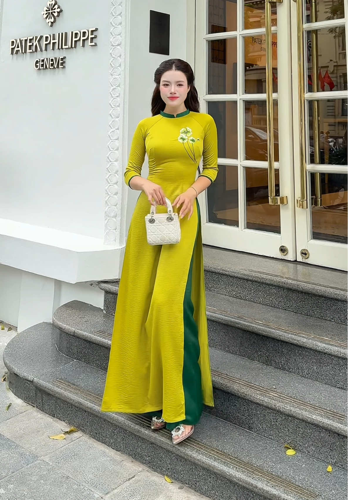 Áo dài thêu cỏ 3 lá phối cổ tôn da quá ạ #aodaitheu #20thang11 #20thang10 #8thang3 #aodaitet 