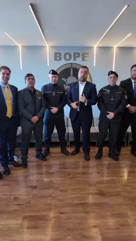 Cláudio Castro, governador do Rio, anuncia investimento milionário em equipamentos de última geração para o BOPE e reajuste salarial para os homens que lutam pela defesa da sociedade. Parabéns, governador!