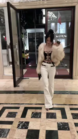 Khi thế giới bắt đầu lạnh giá , Điều ấm áp sẽ là chính em ..🖤 #phamdiu #🖤🎧 #fyp 