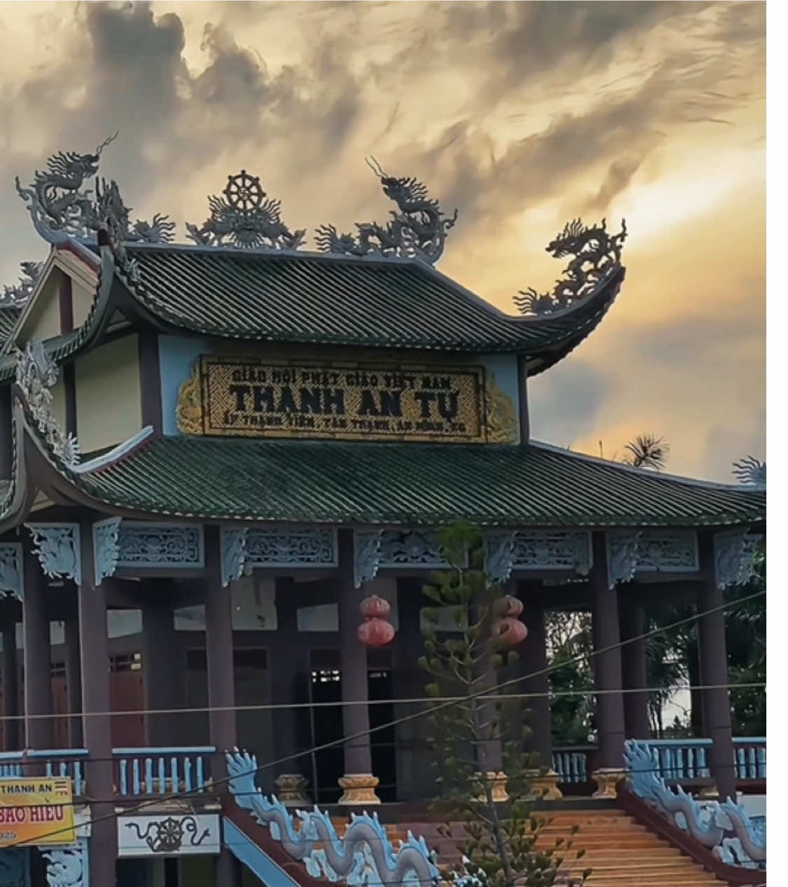 Nuối tiếc không giúp ta níu giữ lại bất cứ thứ gì. Những gì đã qua, hãy để nó vào ngăn kéo của kỷ niệm. Ta trân trọng, nhưng không đắm chìm. Ta ghi nhớ, nhưng cũng hiểu rõ khoảng cách giữa ta và nó. Rồi cuộc đời sẽ đưa ta rẽ sang những lối đi mới, xin đừng lãng phí quả ngọt trái thơm của ngày hôm nay. Bình an mà sống, bình tâm mà bước.#xuhuong #xuhuongtiktok #chualanhtamhon #chuathanhan #xeonhaukg 