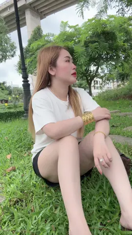 Ngày bạn đủ đau, bạn sẽ hiểu: Sống một mình cũng không đáng sợ bằng sống giữa những người giả vờ quan tâm.