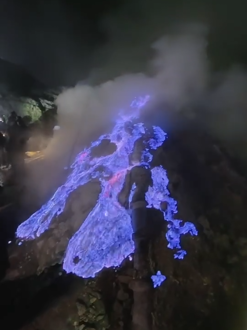 Blue Fire แห่ง Kawah ljen” กว่าจะได้เห็นเปลวไฟสีน้ำเงิน ต้องเดินขึ้นเขาฝ่า ความมืดกลางดึก แล้วค่อย ๆ เดินลงไปในปล่อง ภูเขาไฟ ท่ามกลางกลิ่นกำมะถันและอากาศเย็น เฉียบ ทุกก้าวคือความเหนื่อย แต่ปลายทางคือภาพที่ไม่มี วันลืม – เปลวไฟสีน้ำเงินลุกวาบขึ้นจากพื้นหิน ราวกับแสงจากอีกโลกหนึ่ง นี่คือหนึ่งในเพียง “สองแห่งบนโลก” ที่สามารถเห็น ปรากฏการณ์ Blue Fire ได้ด้วยตาเปล่า อีกแห่งอยู่ที่ Iceland แต่ที่นี่...คือ Kawah ljen ประเทศอินโดนีเซียเหนื่อยแค่ไหนก็หายหมด เมื่อได้เห็นไฟสีฟ้าพวย พุ่งตรงหน้า — ความงดงามที่ธรรมชาติสร้างขึ้นให้ เราจดจำตลอดไป #Kawahljen #BlueFire #Indonesia #ธรรมชาติบําบัด #เดินป่า 