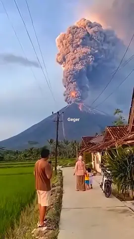 gunung meletus, warga panik