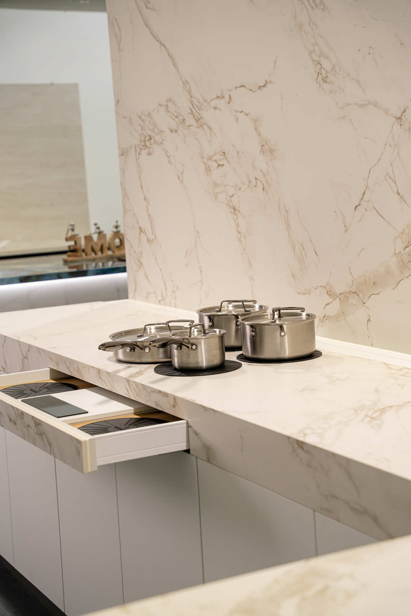 Invisacook is the kitchen device of the future, revolutionizing cooking and everyday life. This innovative invisible induction technology allows food preparation, ingredient cutting, cooking, and eating directly on the countertop, without the need for visible burners or a stove. The surface remains cool even while pans or pots are hot, ensuring complete safety and ease of use. Beyond cooking, the same surface can be used for other activities — serving, working, socializing, or decorating — making Invisacook perfect for modern, multifunctional spaces. Its installation is flexible and adaptable to different kitchen and work surfaces, providing maximum convenience and freedom. This device combines advanced technology, safety, and elegance, creating a completely new experience in the kitchen and daily life, without compromising on functionality or design. #invisacook #invisacook_europe  #invisibleinduction #fyp #cookanywhere 