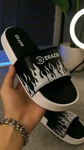 Sandal Erazio Flame Slide ini hadir dengan desain streetwear yang kekinian dan penuh karakter! 🖤 Dengan motif api hitam-putih yang bold, sandal ini bukan cuma nyaman tapi juga bisa jadi pelengkap gaya santai kamu biar tetap stylish di rumah maupun nongkrong. ✨ Keunggulan Produk: 👣 Footbed empuk & ringan, nyaman dipakai seharian. 💧 Anti slip, aman dipakai di area basah. 🔥 Desain motif flame keren, bikin tampilan makin standout! 💨 Bahan premium PVC & EVA, awet dan nggak gampang rusak. 👟 Unisex design, cocok buat cowok & cewek. Cocok banget buat kamu yang suka tampil santai tapi tetap fashionable — dari rumah, kampus, sampai jalan sore bareng teman! #sandalviral #ootdsantai #erazioflame #fyp #TikTokFashion 