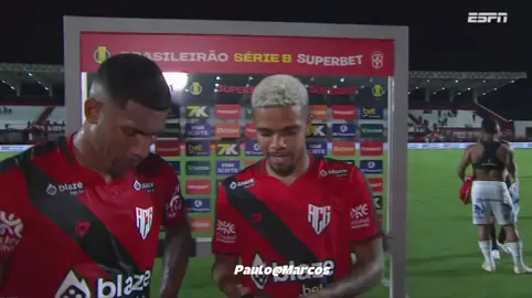 🔥🐉 VITÓRIA DO DRAGÃO! 🐉🔥 Depois de um jogo emocionante, o Atlético sai com mais 3 pontos e a torcida vai à loucura! E os protagonistas do dia? Ninguém menos que Robert e Lelê, responsáveis pelos gols da vitória. 🥅⚽ Logo após o apito final, ambos concederam entrevista à SPN, e não esconderam a felicidade por estarem contribuindo com o Atlético nesse momento tão especial: 💬 Robert falou sobre seu gol e a importância do time manter a garra: 