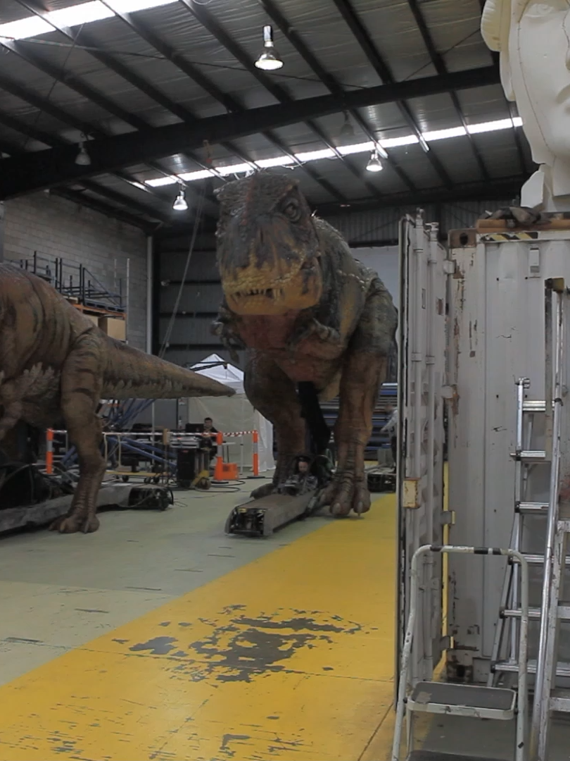 We don’t know what’s more mind-blowing about this video - the impossibly lifelike rampaging Tyrannosaurus or our former General Manager Tim’s turtleneck sweater! 😍 #creaturedesign #trex #walkingwithdinosaurs#stevejobs