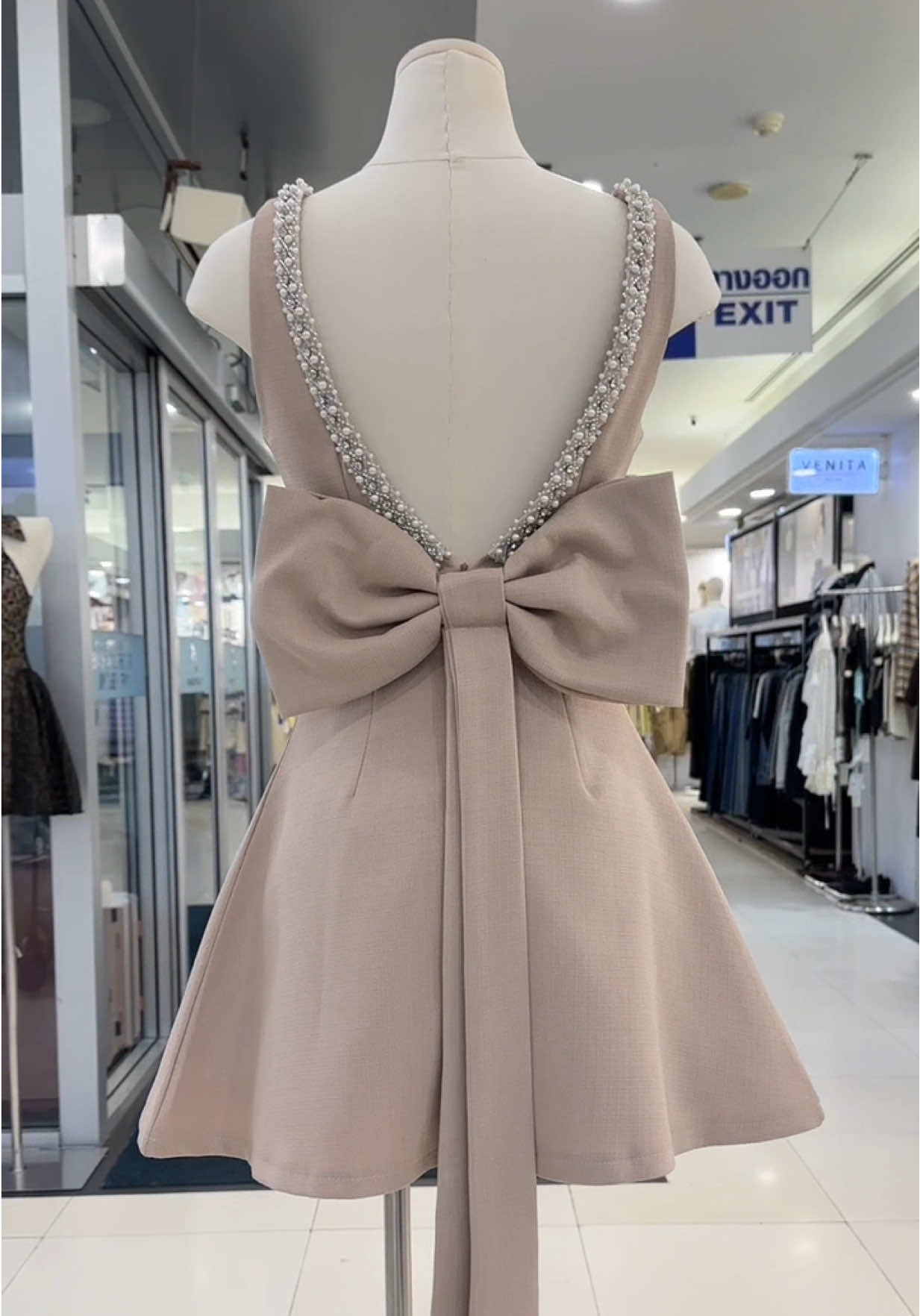 Xs S M L XL (790) มินิเดรสสีน้ำตาลตัวเดรสแขนกุดแต่งอะไหล่เพชรขอบชุดช่วงอกเชื่อมไปด้านหลัง ( เดรสเสริมฟองน้ำและซิปหลังซ่อนอย่างดี ) มีกางเกงขาสั้นด้านในให้และมีอะไหล่โบว์ใหญ่ริบบิ้นยาวให้อีกชิ้นมีกระดุมแป๊กสามารถติดตรงด้านหลังได้ หรือถอดออกได้ ตัวกระโปรงทรงพลิ้วสวย เนื้อผ้าหนามีเทคเจอร์และมีซับในทั้งตัว สวยมากๆค่ะ ความยาวกำลังพอดีใส่ออกงานหรูสุดๆ #ฮิตติดกระแส #งานใหม่ #สวย #งานดี 