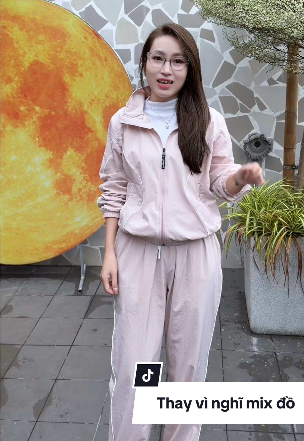 Thay vì nghĩ mix đồ thì cứ mặc cả bộ quần áo gió vừa đẹp vừa khoẻ #thoitrangnu #quanaogio #setbo #bodo 