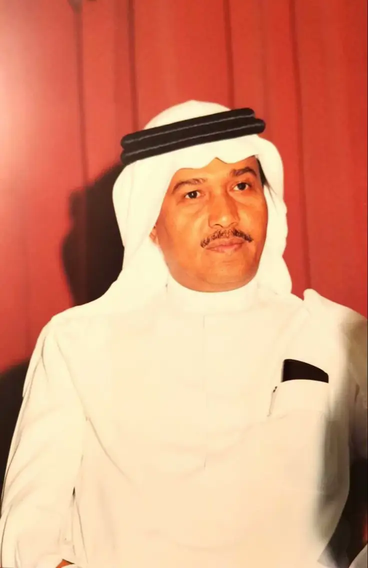 اغليك بقفـاي وقبالـي عواطفي لـك يطيعنـك
 لو تطلب العين والمالي لا اقول خذهن ويفدنـك اشتقت لك حيل يالغالي عسى الليالي يجيبنـك
 واستر بك يا بعد حالي حيث ان ظني على ظنك .. #foryou #abdu #محمد_عبده 
