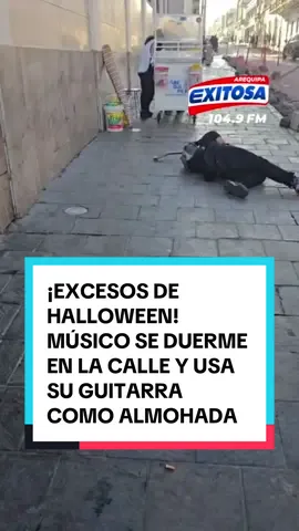 Músico se queda dormido en la calle San Francisco y utiliza su guitarra como almohada. #Halloween #arequipa #excesos #viraltiktok #populares 