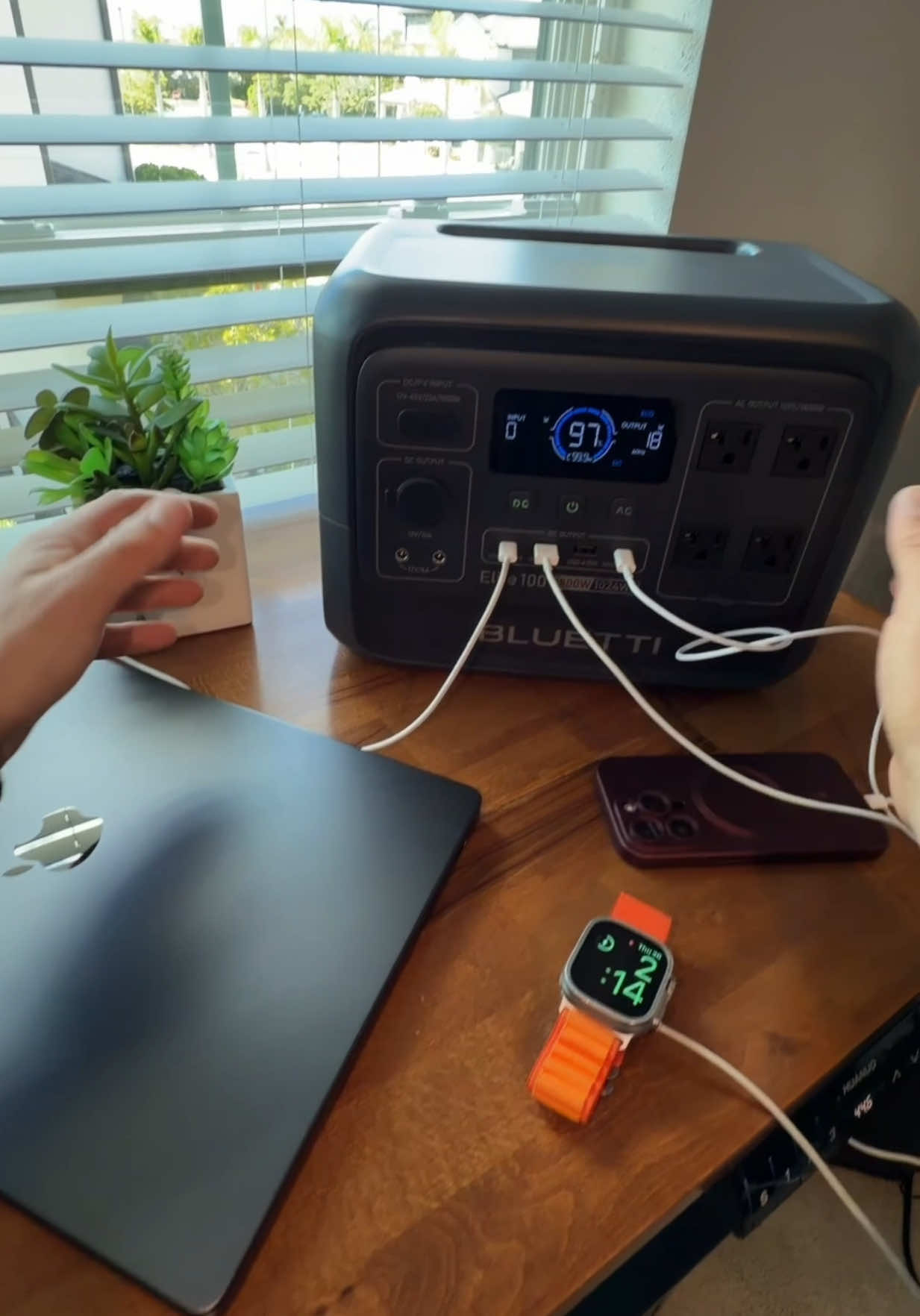 I absolutely LOVE THIS THING! No more worrying when the power goes out!💡🔦#powerstation #tiktokshopcreatorpicks #tiktokshopblackfriday #bluetti #offgrid 