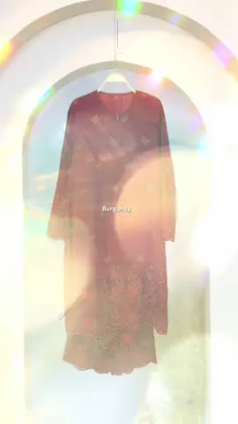 CARRA KURUNG 💐 Bila chiffon lembut digabung dengan sulaman halus — hasilnya, satu look yang memang classy habis! 😍 Datang dengan 10 warna eksklusif, semua sweet & tak mencolok mata 🫶🏻 #Carrakurung #kurungsulam #bajuchiffon #fashionmalaysia #ootdideas 