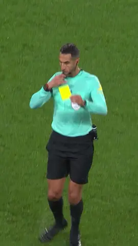 Quand tu penses à ce premier carton jaune… 🤷‍♂️ Faute ou pas selon vous ? #tiktokfootball #ligue1 #fcmetz #mistake #pourtoi 