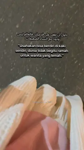 ألســـــــــلام عليـــــــــكم ورحمةالله وبَركاته حاول أن تقف على قدميك، فالعالم ليس ودودًا مع النساء الضعيفات. Usahakan bisa berdiri di kaki sendiri, dunia tidak begitu ramah untuk wanita yang lemah. #pageforyou #fypシ゚viral #fypシ #insyaallah #istiqomah 
