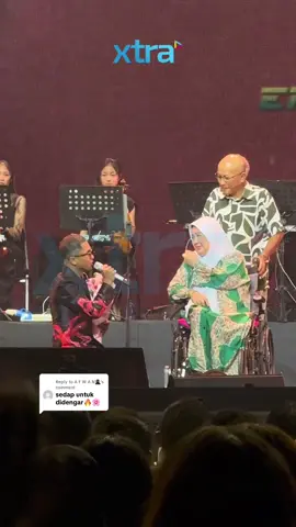 Replying to @A F W A N🥷 Hafiz Suip menyampaikan lagu Pelangi Petang bersama dengan kejutan hadirnya ibu dan ayah Hafiz diatas Pentas 🥺😢 min sebak sangat kat bawah ni😭 #xtra #fyp #hafizsuip #pelangipetang #konsert 
