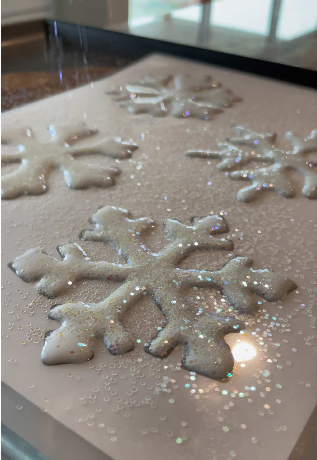 November 1st means Halloween decorations come down, and Christmas decorations go up, right?!!🎅🏼❤️ DIY snowflake window clings!❄️ All you need is glue + glitter — my kids loved peeling them off and decorating the windows.  The perfect winter craft to kick off the holiday season. 🎅🏼 FREE SNOWFLAKE TEMPLATE- Link 🔗 in BIO  #ActivitiesForKids #winter #christmas #preschool #toddler 