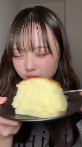 大阪いったら必ず買うりくろーおじさんのチーズケーキ🧀　1人で食べる用にワンホール買います