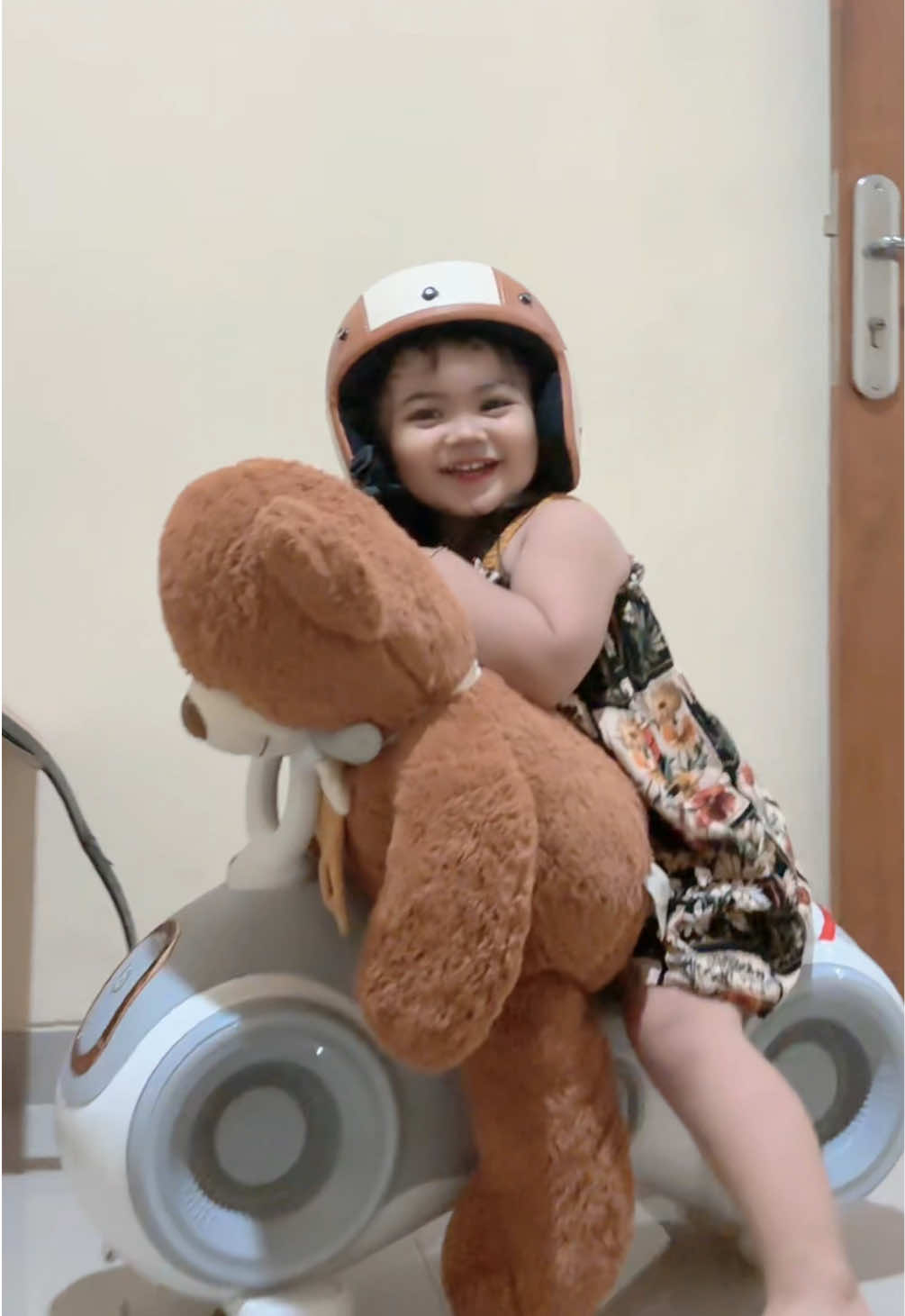 Ada saja idenya celine make helm segala 🫵🏻😂 