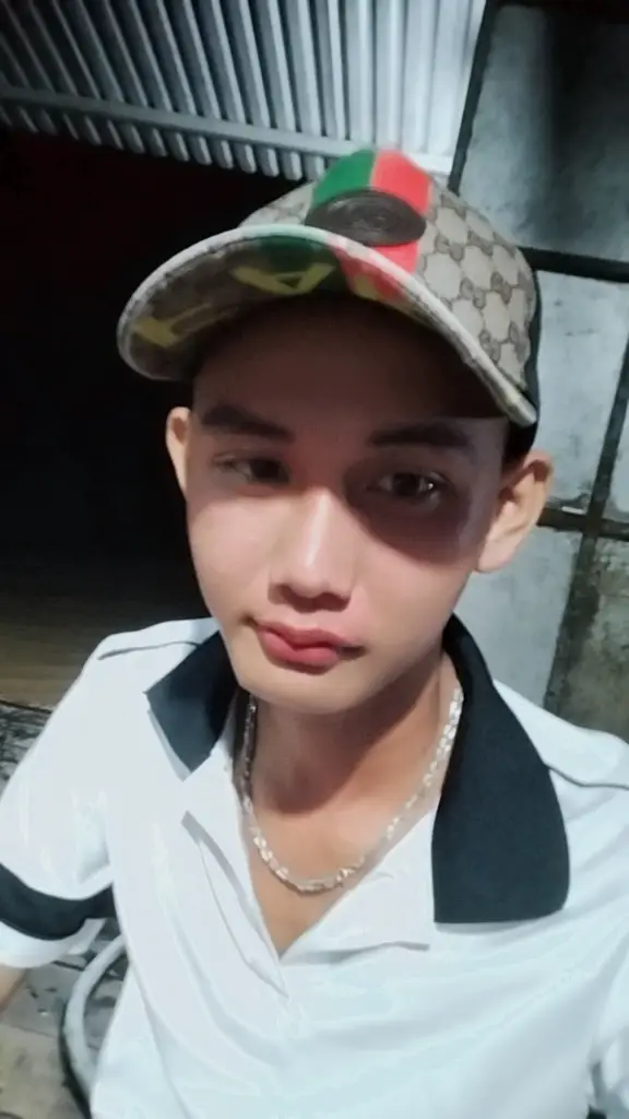 Hết thời ai cũng như ai. mất đi nhiều thứ nhận ra nhiều đều. một mai nắng tắt về chiều. ân tình chả đủ, oán thì gấp đôi..! 在时间的尽头，每个人都是一样的。 失去很多东西会意识到很多。 有一天，下午太阳出来了。 恩典是不够的，怨恨加倍..！